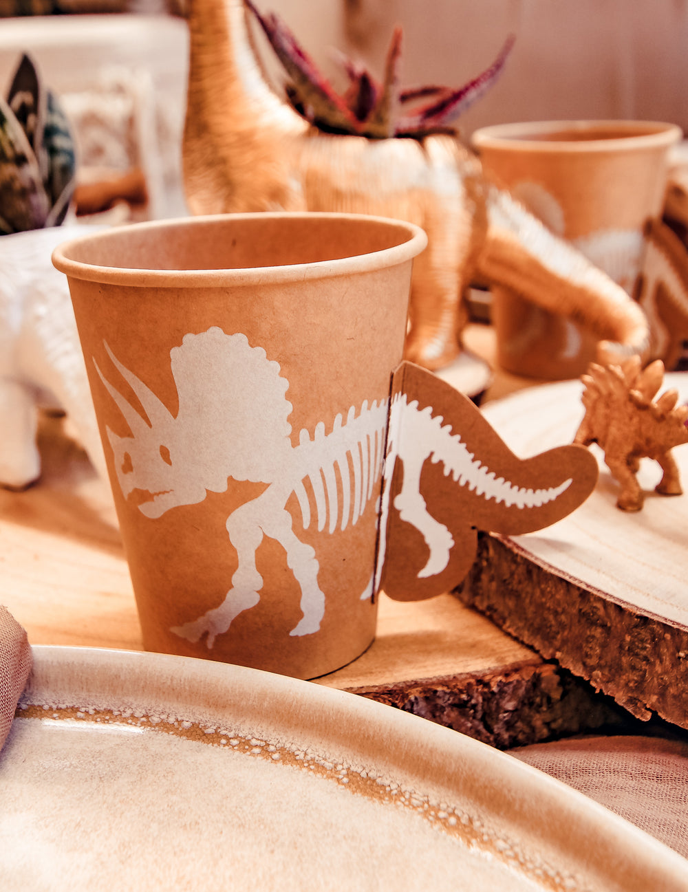 Détail du motif squelette et de la queue en relief du gobelet dinosaure tricératops