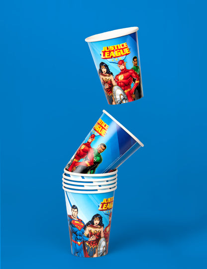 Mise en scène d'une pile de gobelets en carton Justice League