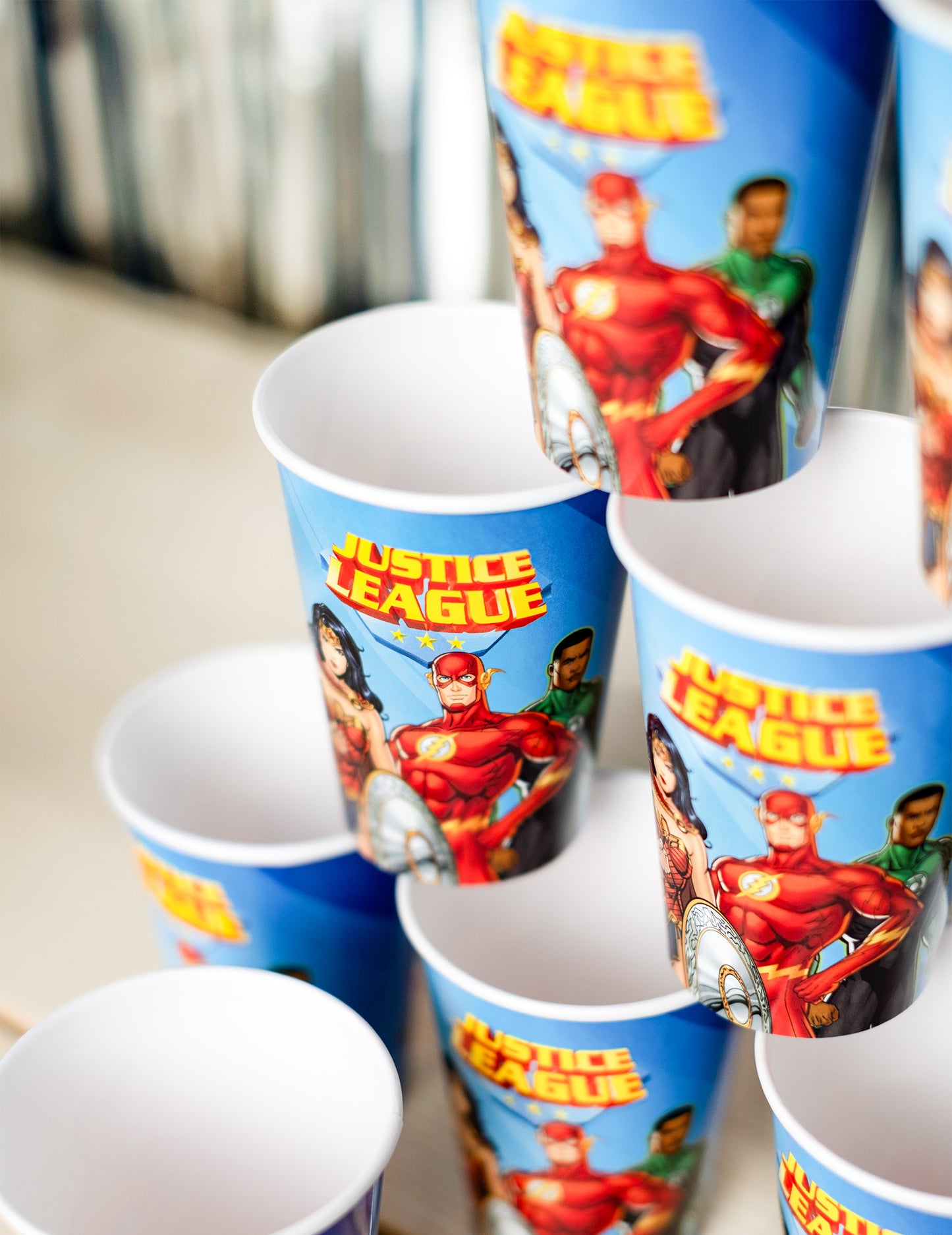 Gros plan sur Flash Wonder Woman et Green Lantern des gobelets en carton Justice League