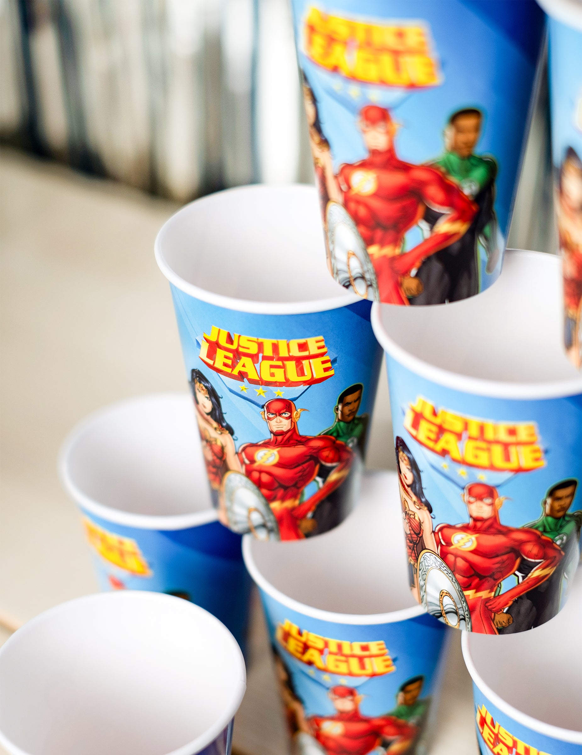 Gros plan sur Flash Wonder Woman et Green Lantern des gobelets en carton Justice League