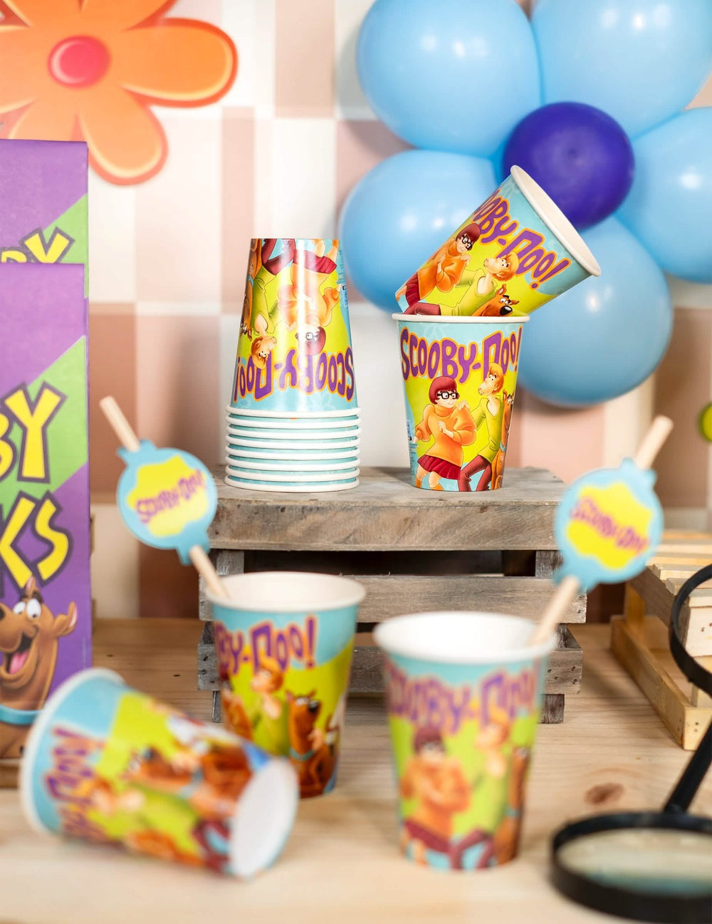 Mise en scène avec accessoires des gobelets en carton Scooby-Doo