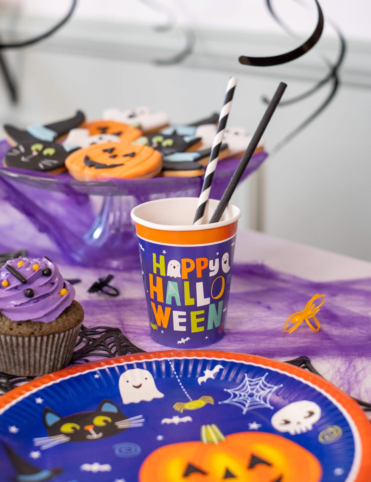 Празнична маса с картонена чашка halloween friends