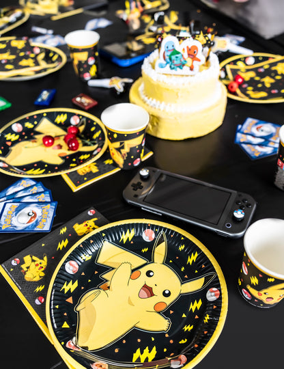 Mise en situation sur table d'anniversaire des gobelets en carton Pokémon Pikachu