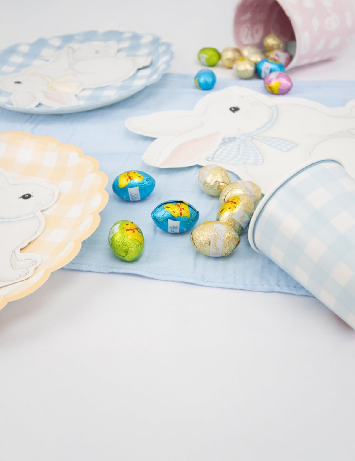 Mise en situation sur une table des Gobelets Vichy Pastel pour fête