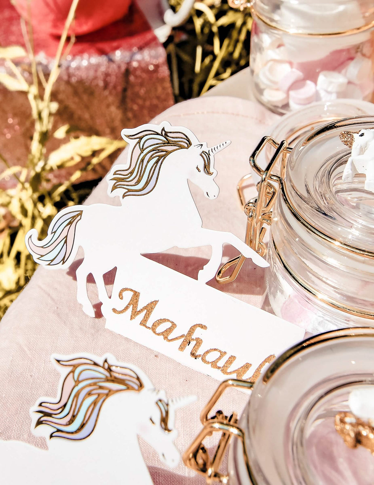 Détail du prénom écrit sur le marque-place licorne