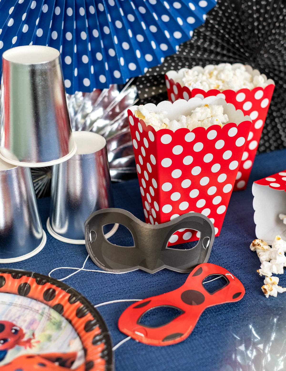 Зум върху декорация за маса на 8 картонени маски Ladybug