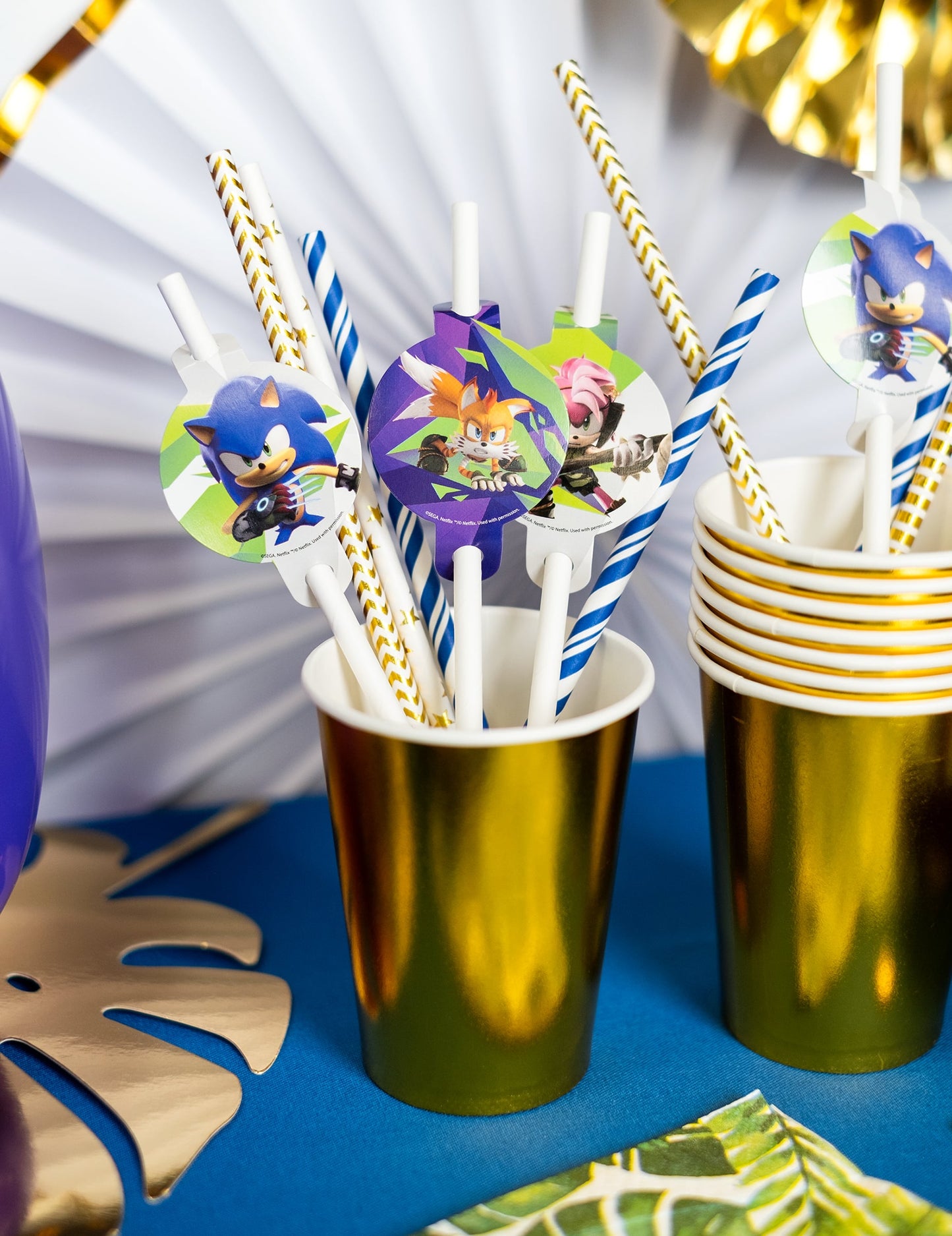 Gros plan dans un gobelet doré des pailles Sonic Prime