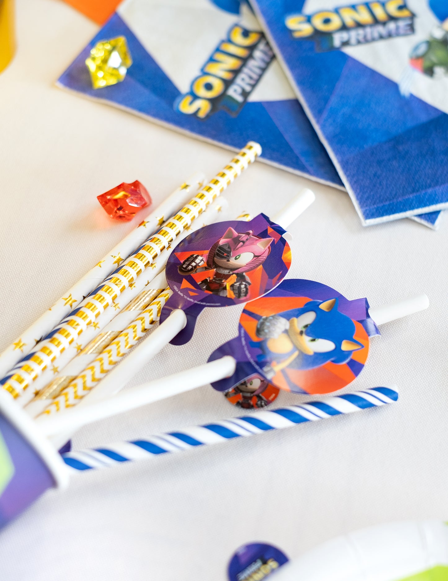 Mise en situation sur une table de fête des pailles Sonic Prime