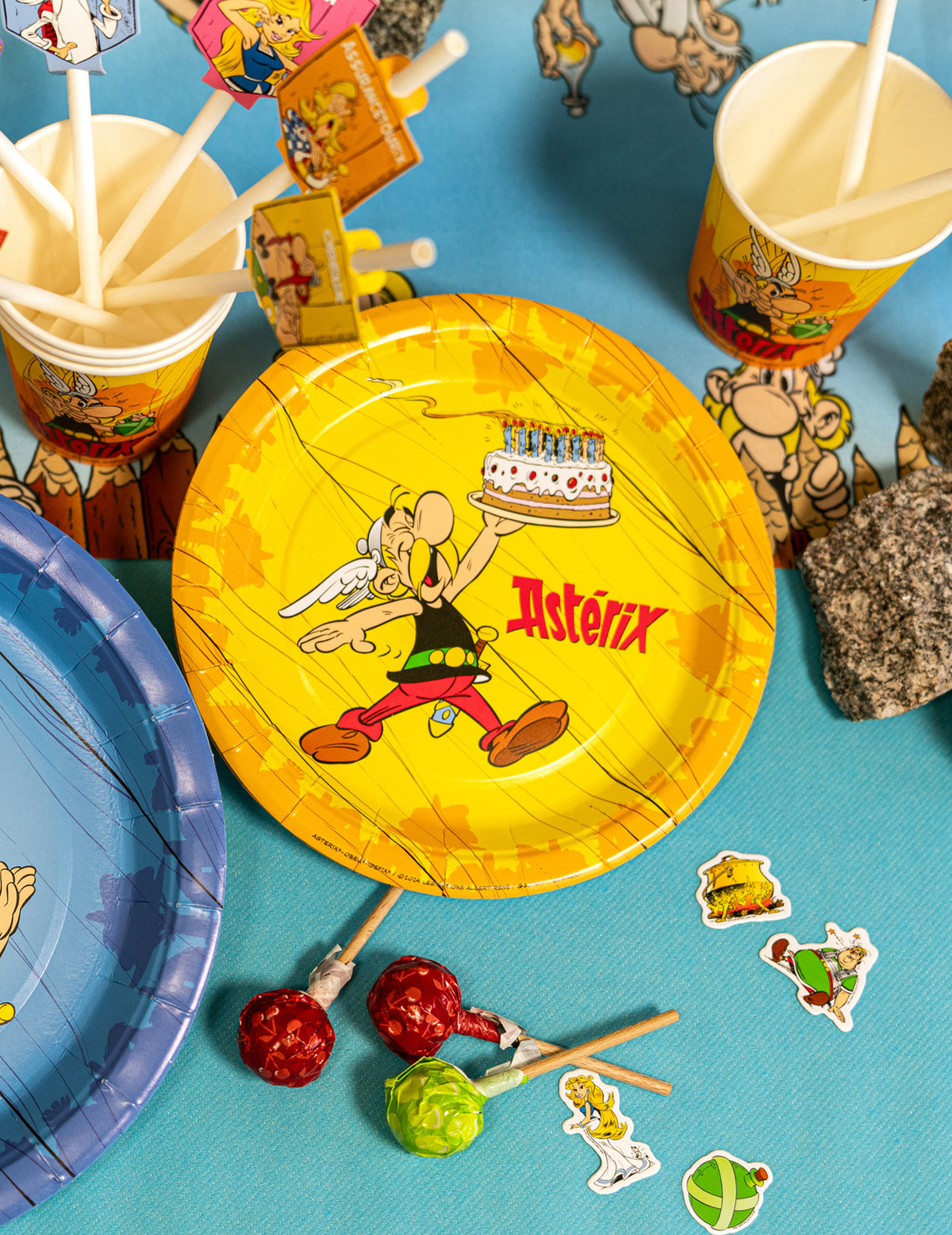 Mise en situation avec gobelets et pailles des assiettes en carton Astérix