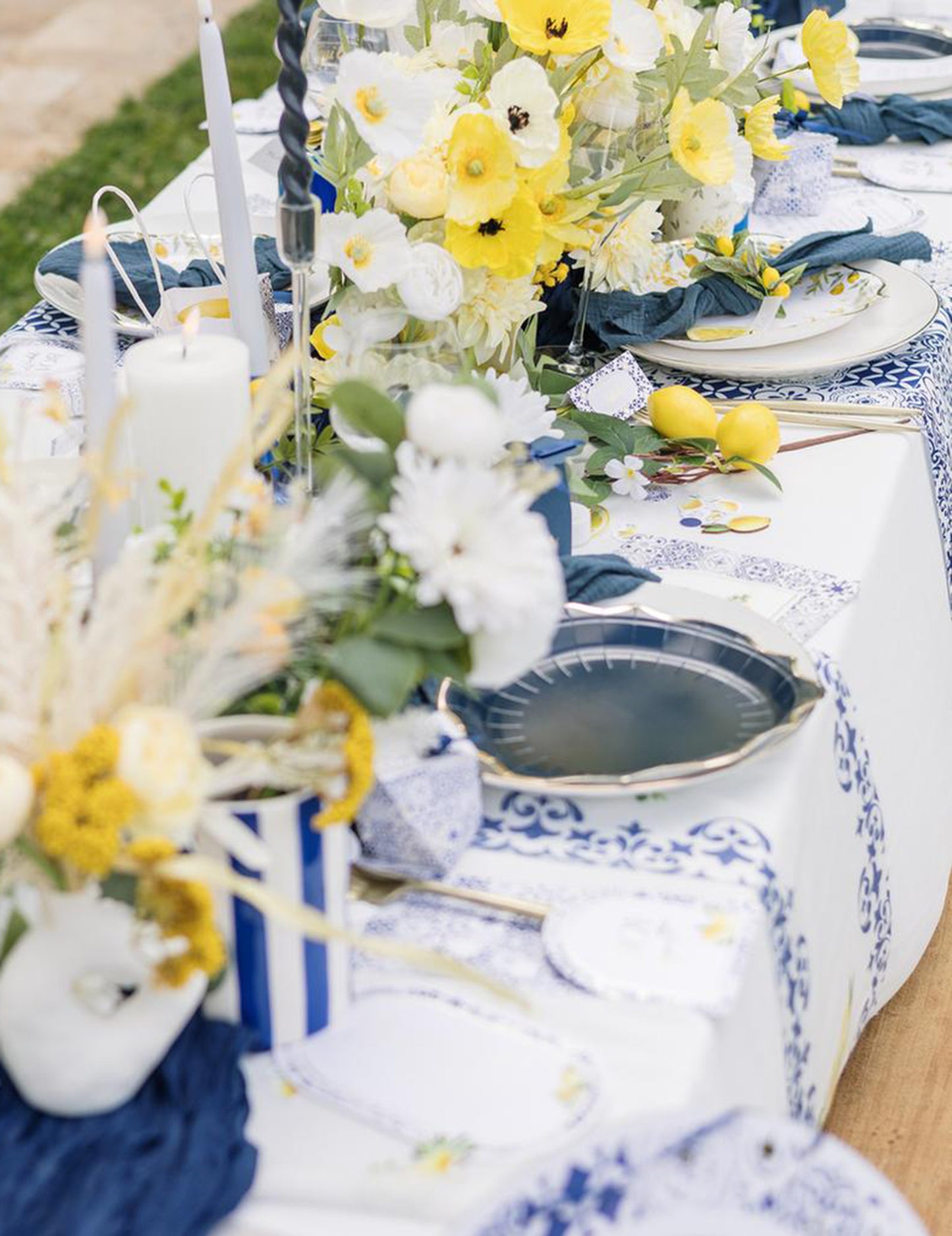 8 малки картонени чинийки в кралско синьо, бяло и златно, 18 см, средиземноморски мотив