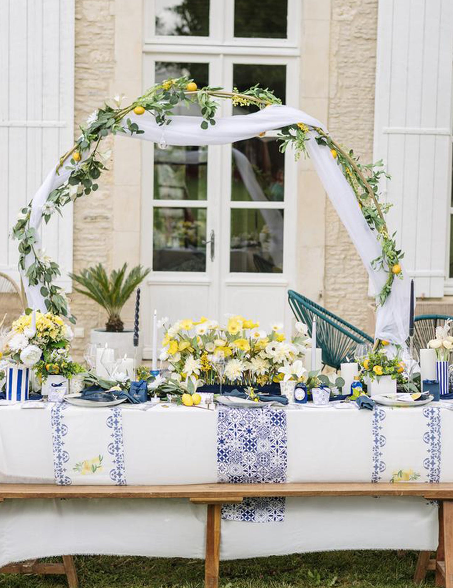 8 малки картонени чинийки в кралско синьо, бяло и златно, 18 см, средиземноморски мотив