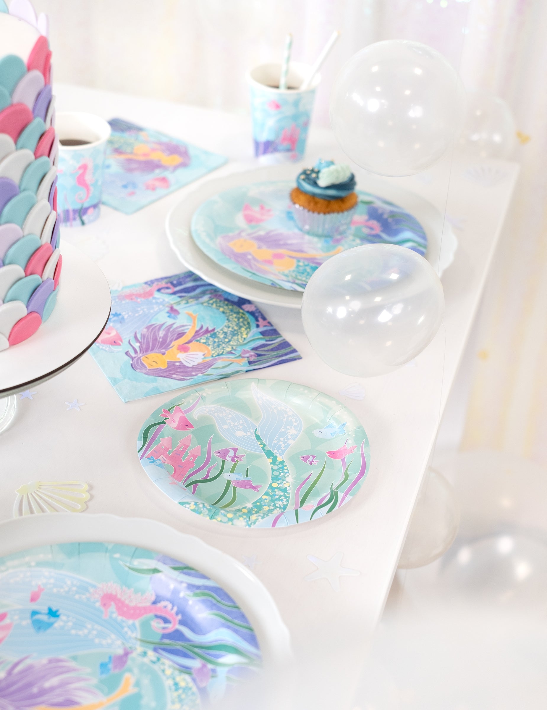 Mise en situation sur une table de fête des assiettes en carton jolie sirène