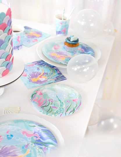 Mise en situation sur une table de fête des assiettes en carton jolie sirène