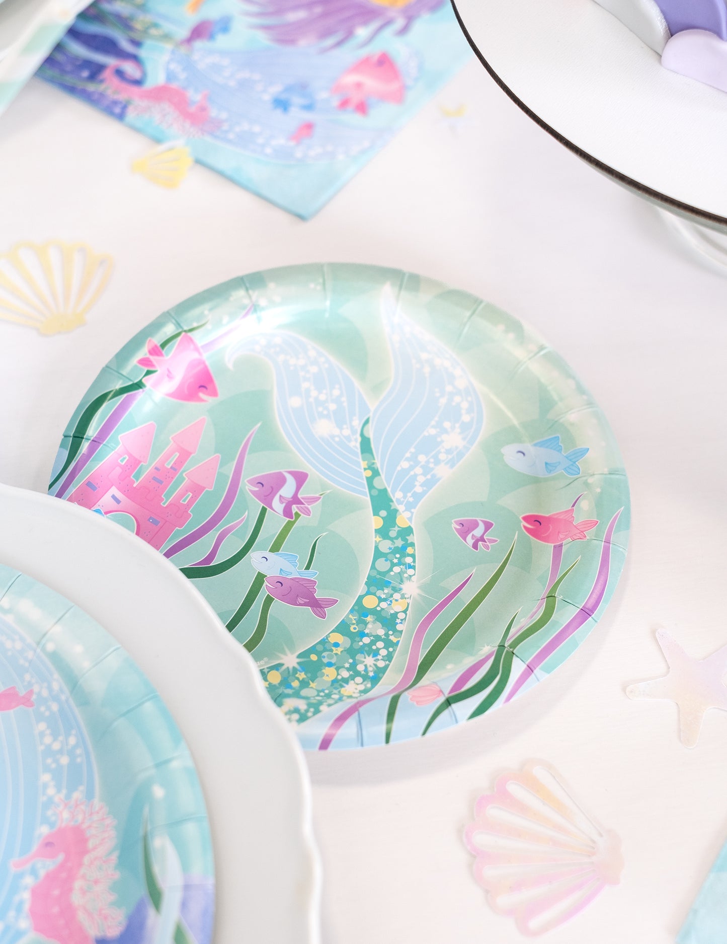 Gros plan sur le décor marin avec queue de sirène des assiettes en carton jolie sirène