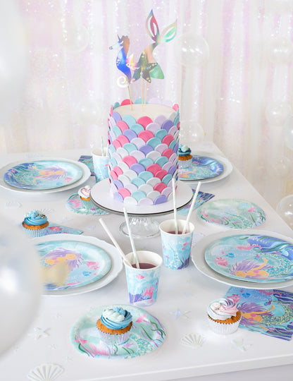 Vue d'ensemble de la décoration de table avec les assiettes en carton jolie sirène