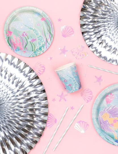 Mise en scène avec accessoires de fête des assiettes en carton jolie sirène