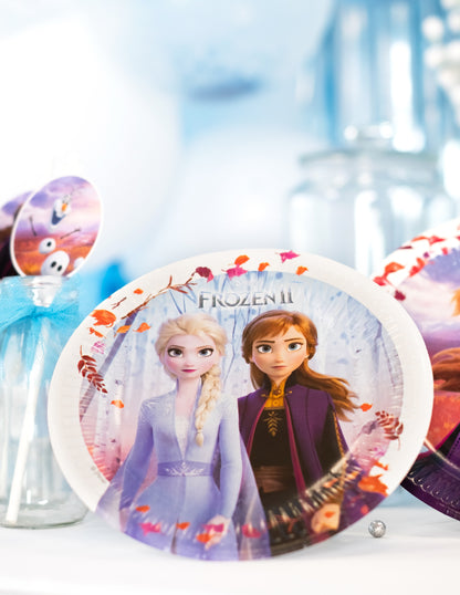 Gros plan sur l'illustration des assiettes en carton La Reine des Neiges 2