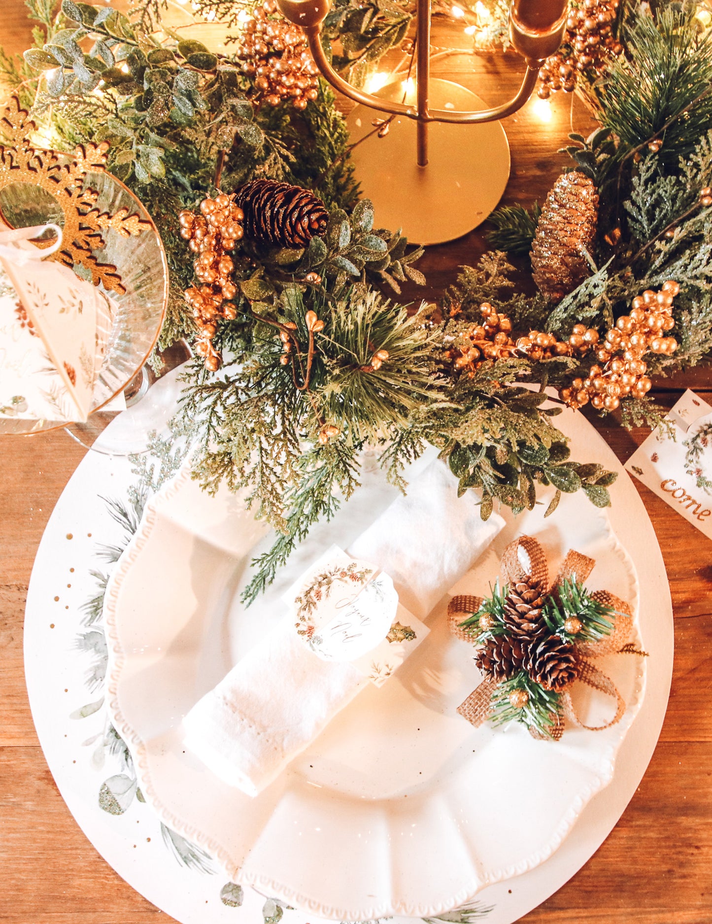 8 пръстена за салфетки „Весела Коледа“ „Омагьосана гора“, бели и златни