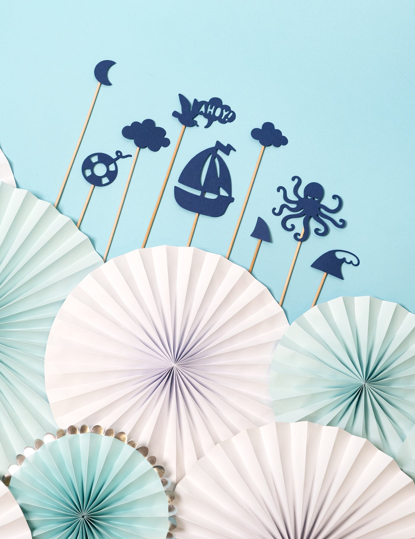 Vue d'ensemble des différents motifs des décorations pour gâteau sur pique motifs mer bleu marin