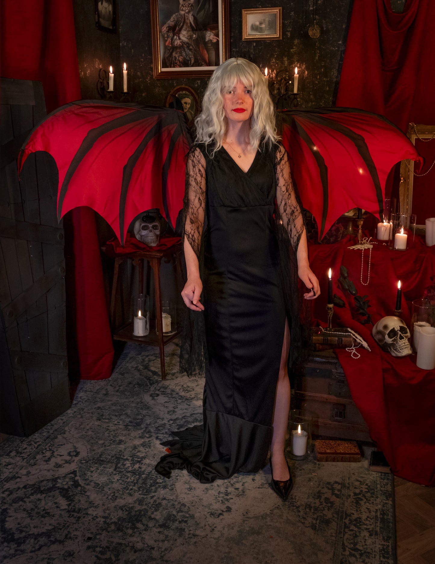 Гигантски възрастни червени и черни демони