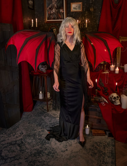 Гигантски възрастни червени и черни демони