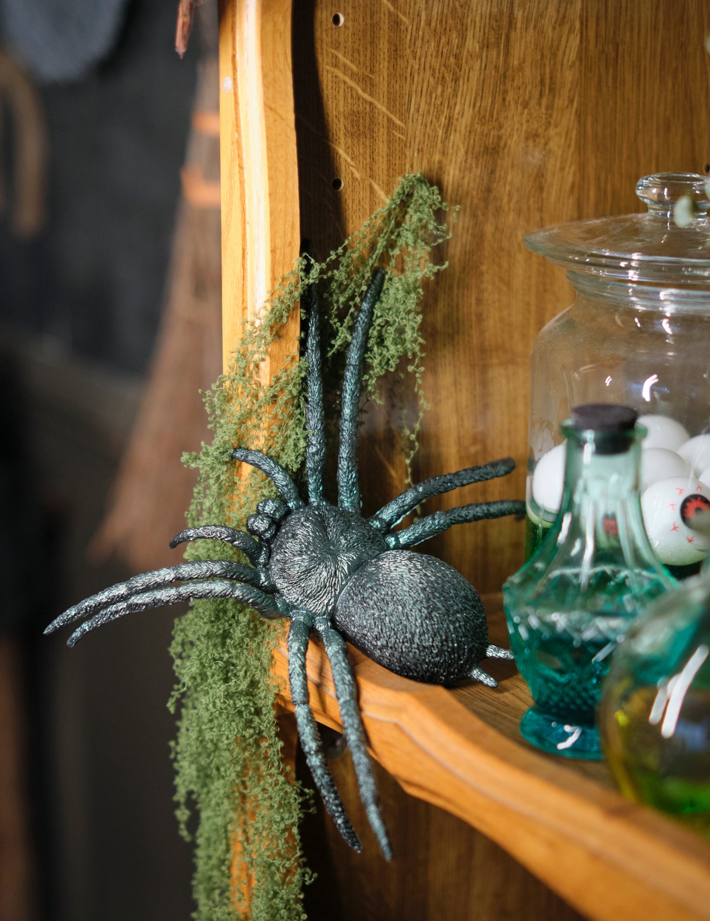 Иридисващ се зелен пластмасов паяк 23 cm