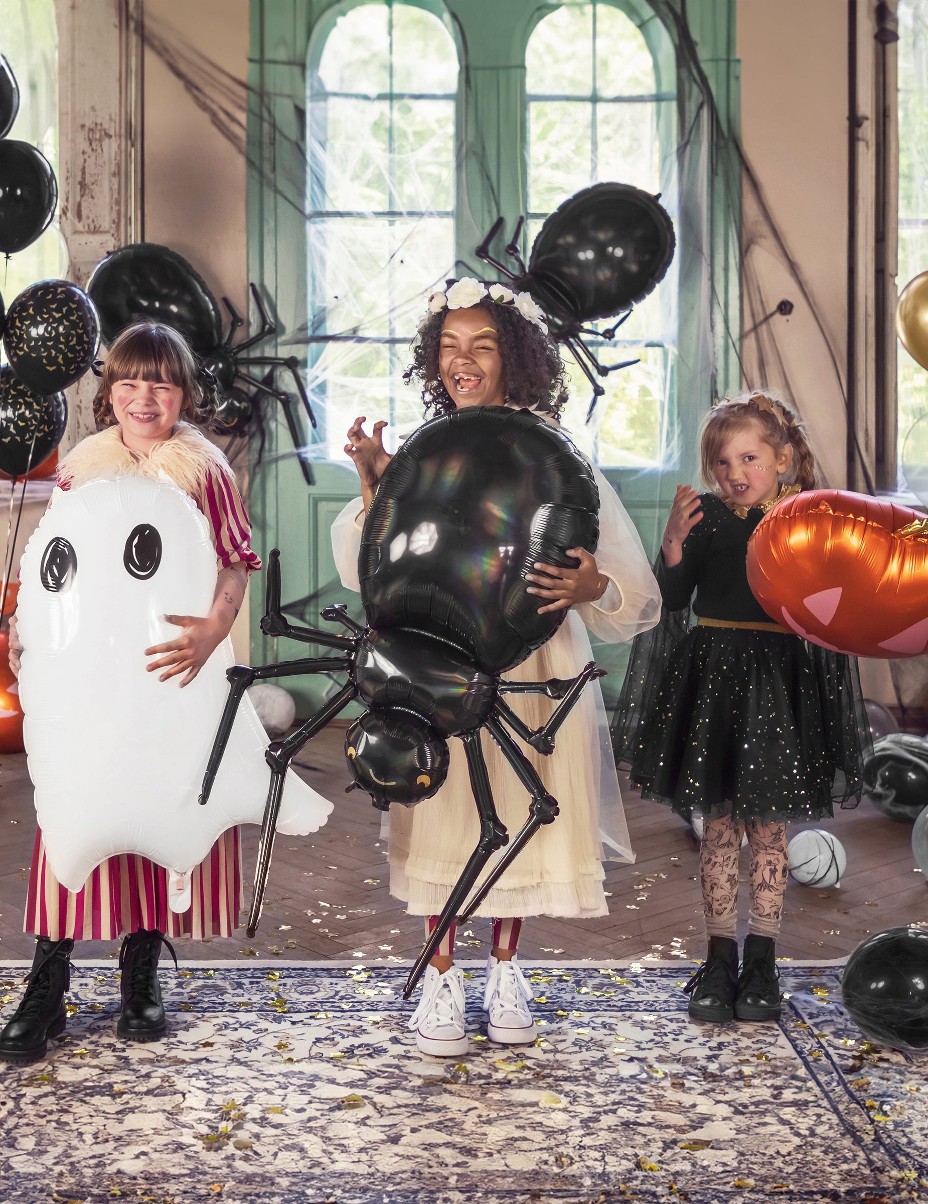 Mise en scène d'Halloween avec enfants du ballon aluminium araignée