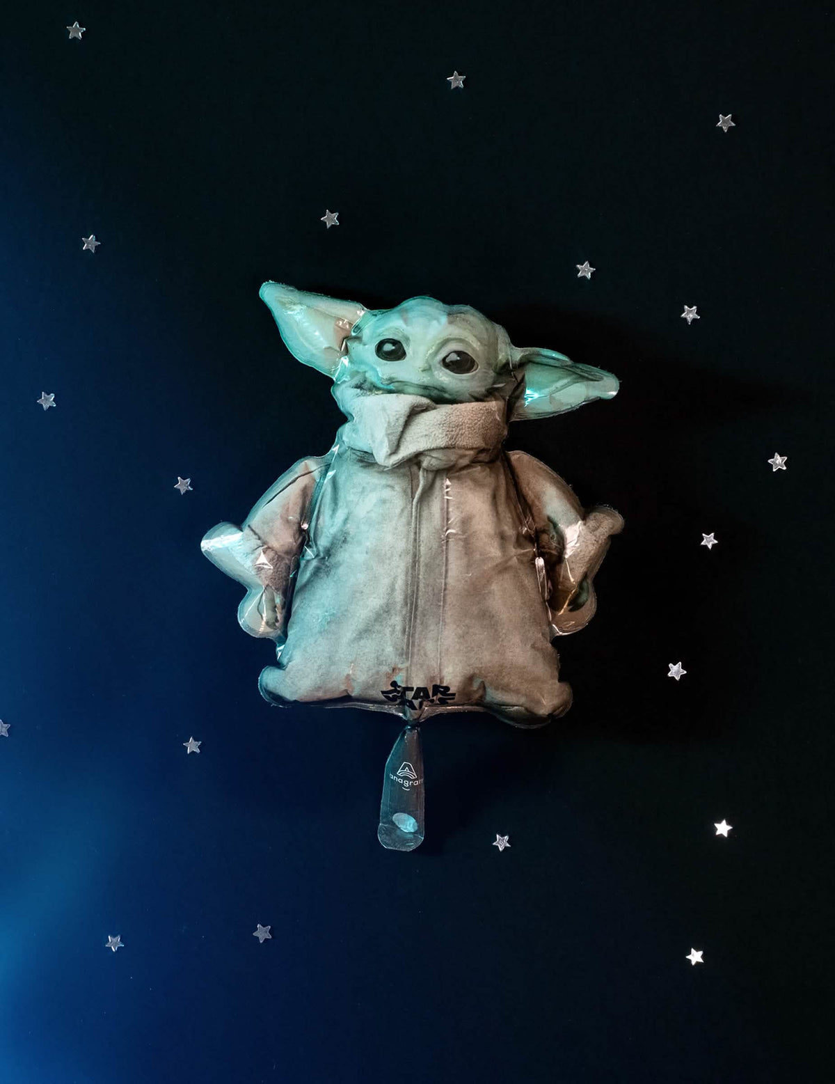Фронтален изглед на звезден фон на алуминиевия балон бебе Йода The Mandalorian