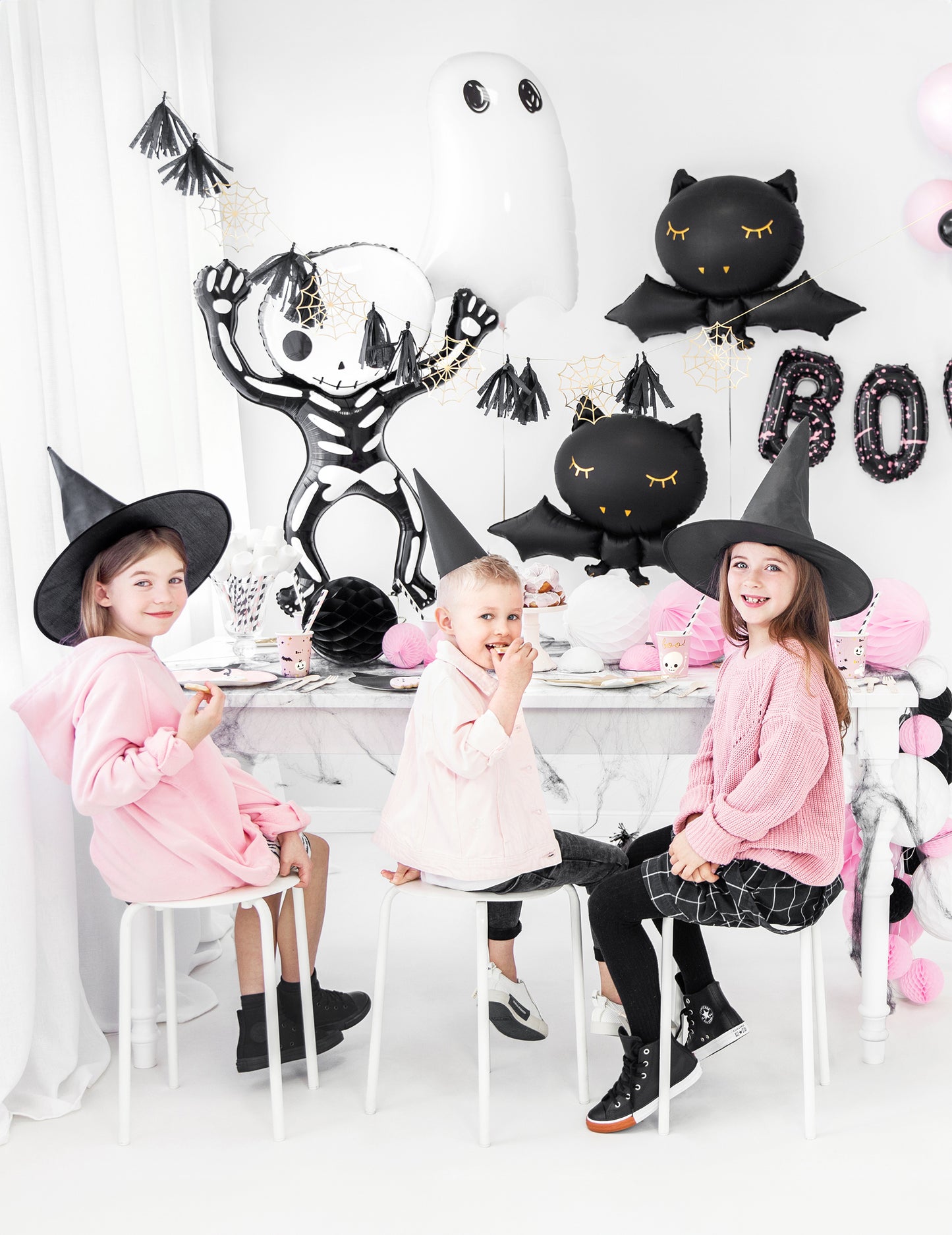 Goûter d'Halloween avec enfants à table du ballon aluminium chauve-souris