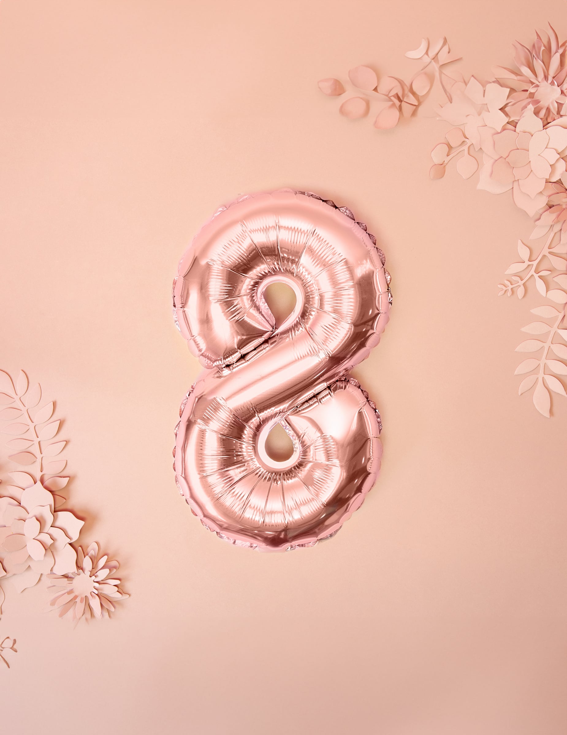 Mise en scène du chiffre 8 du ballon aluminium chiffre pour anniversaire rose gold