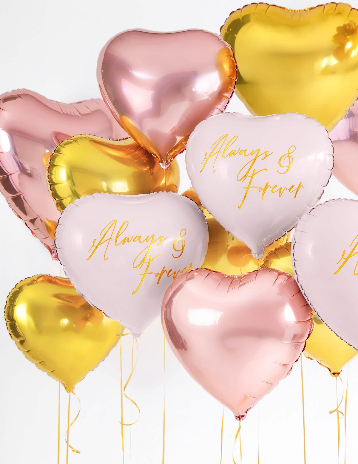 Близък план на букет от златен алуминиев балон сърце