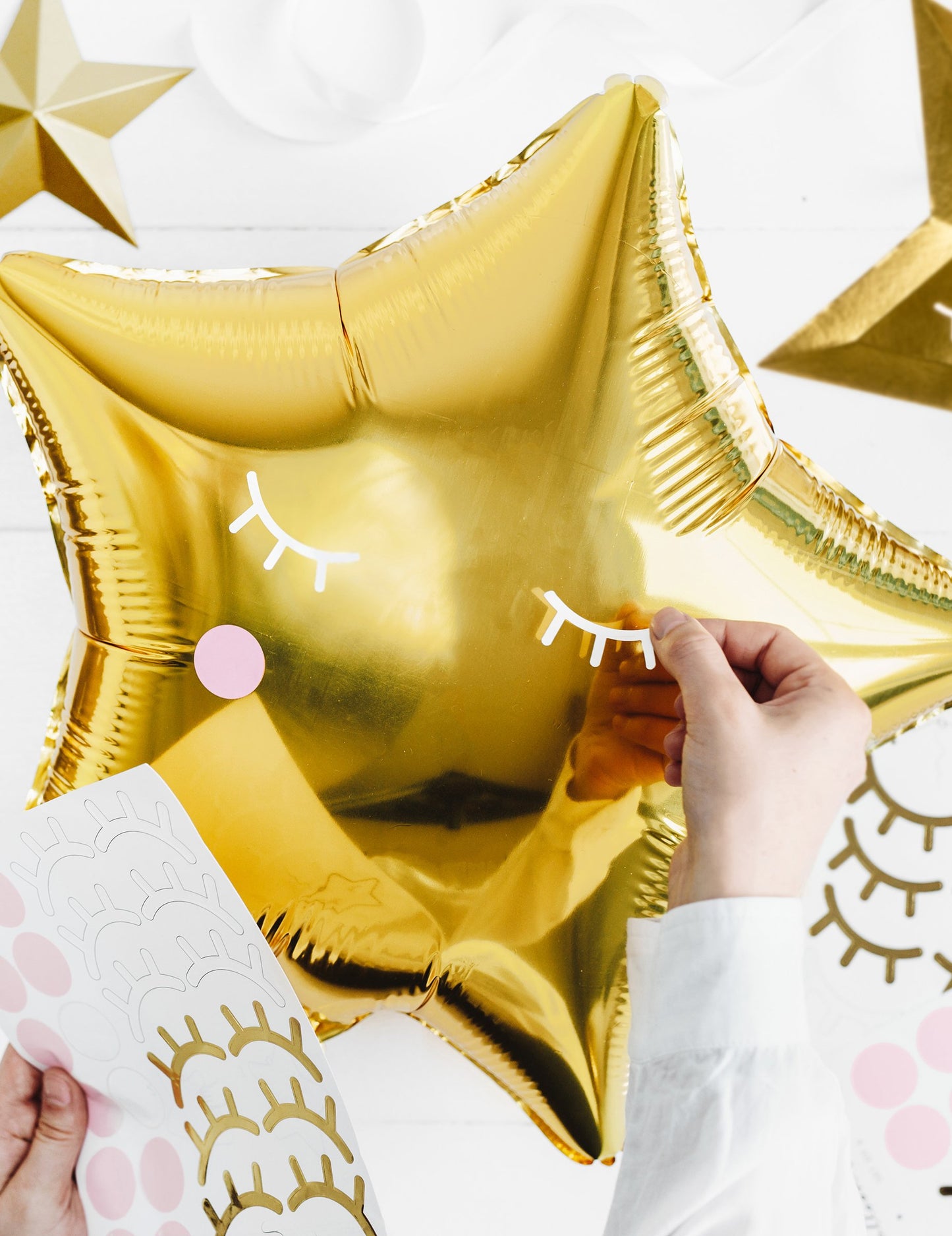 Détail de la personnalisation avec des stickers du ballon aluminium étoile dorée