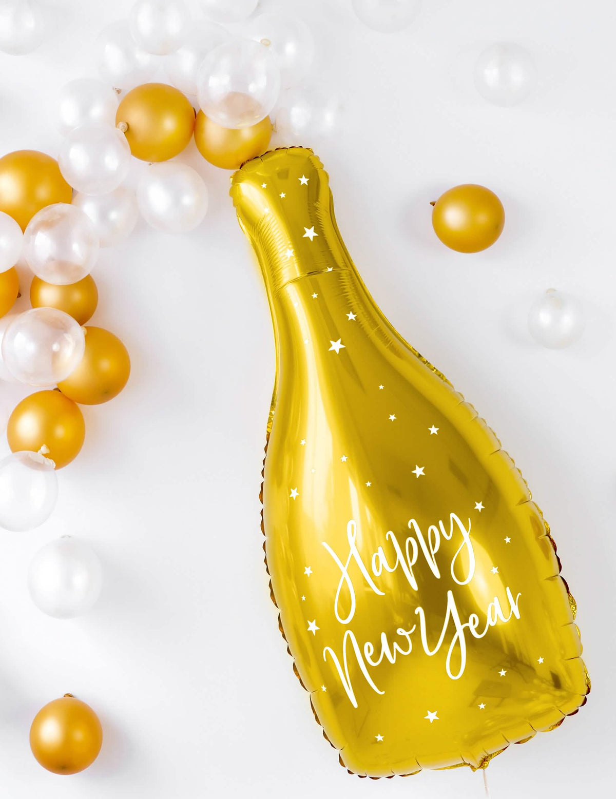 Декориране с малки бели и златни балони от алуминиевия балон Happy New Year