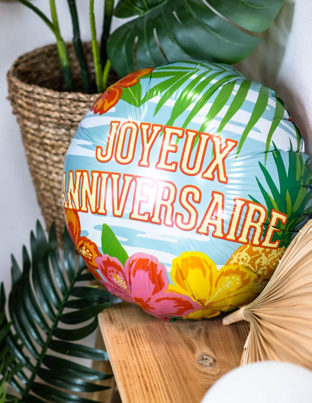 Крупен план на тропическите мотиви на алуминиевия балон „Joyeux Anniversaire Paradise“