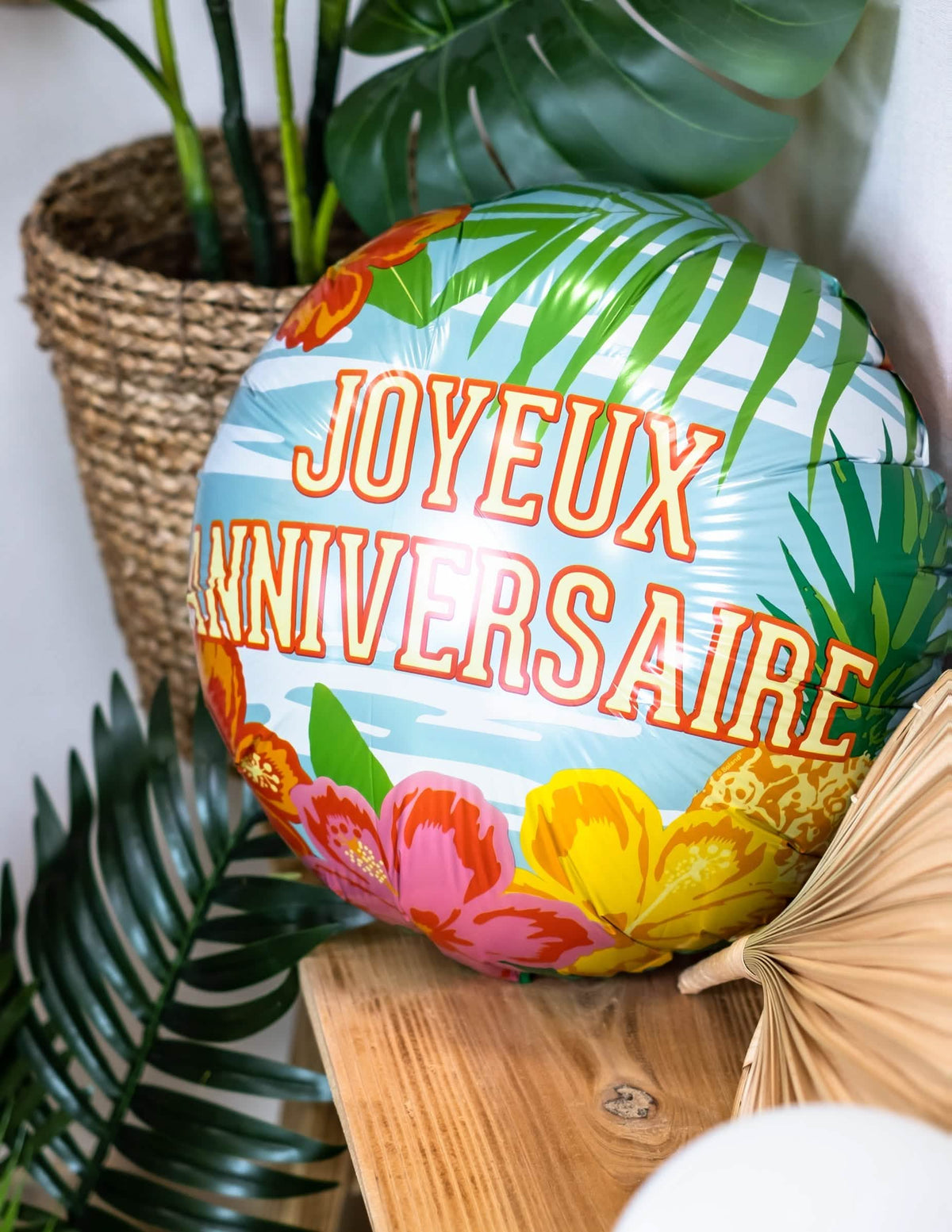 Крупен план на тропическите мотиви на алуминиевия балон „Joyeux Anniversaire Paradise“