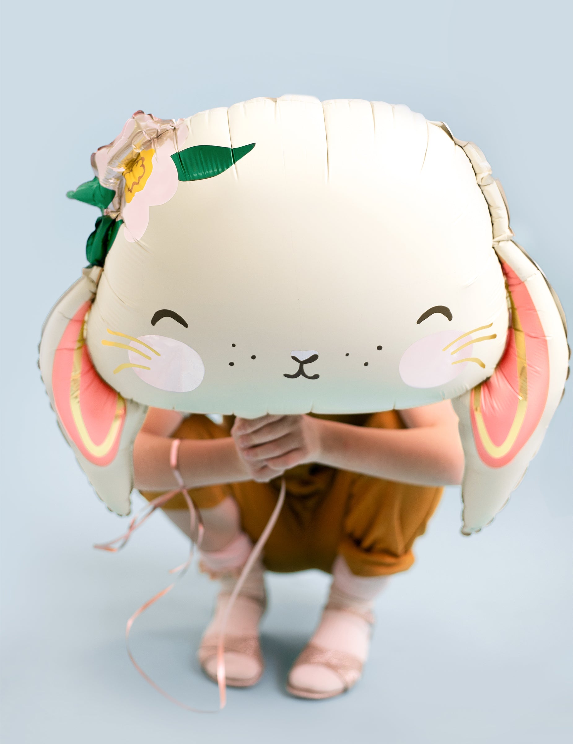 Mise en situation tenue par un enfant du ballon aluminium lapin mignon