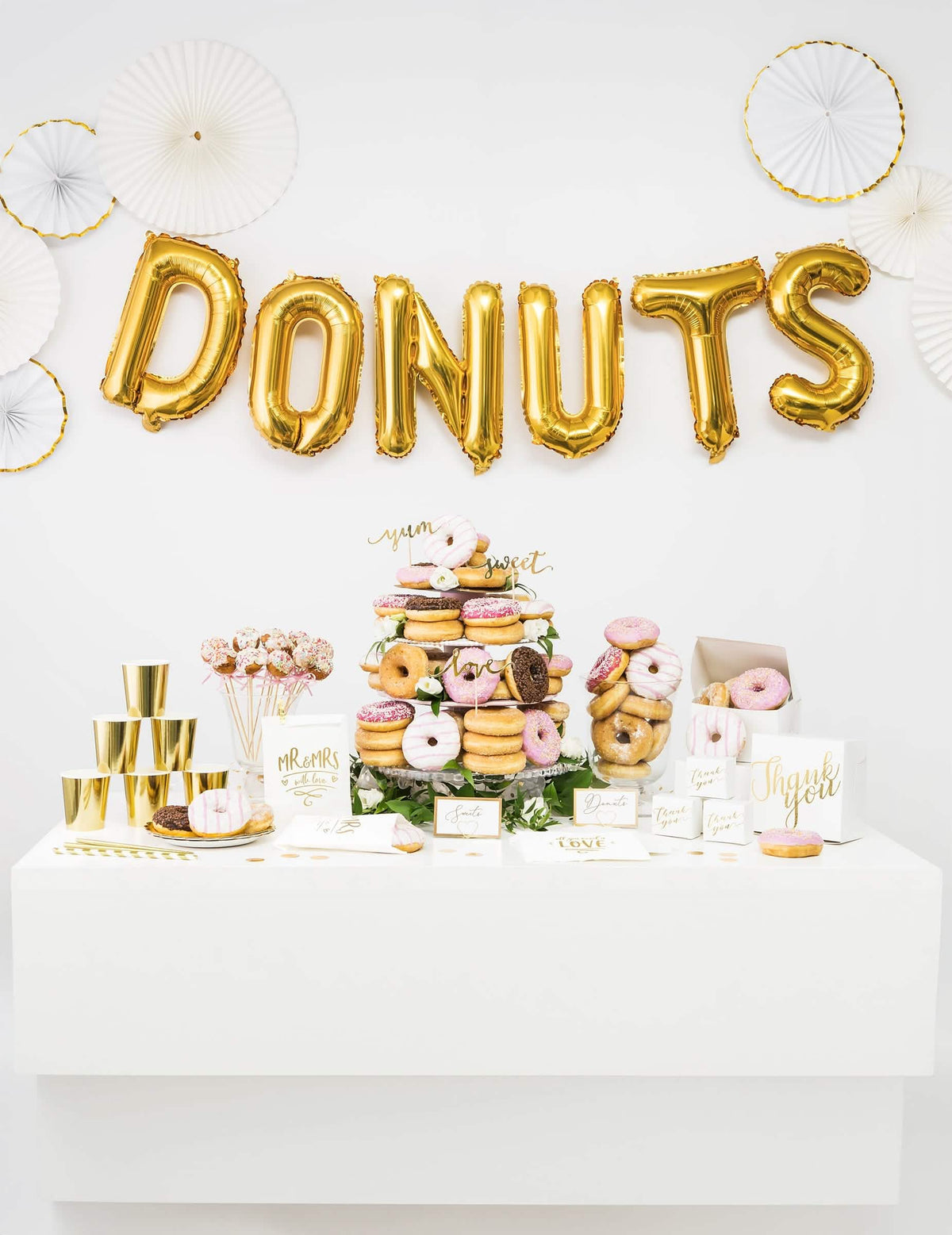 Décoration de candy bar avec le mot DONUTS composé du ballon aluminium lettre doré