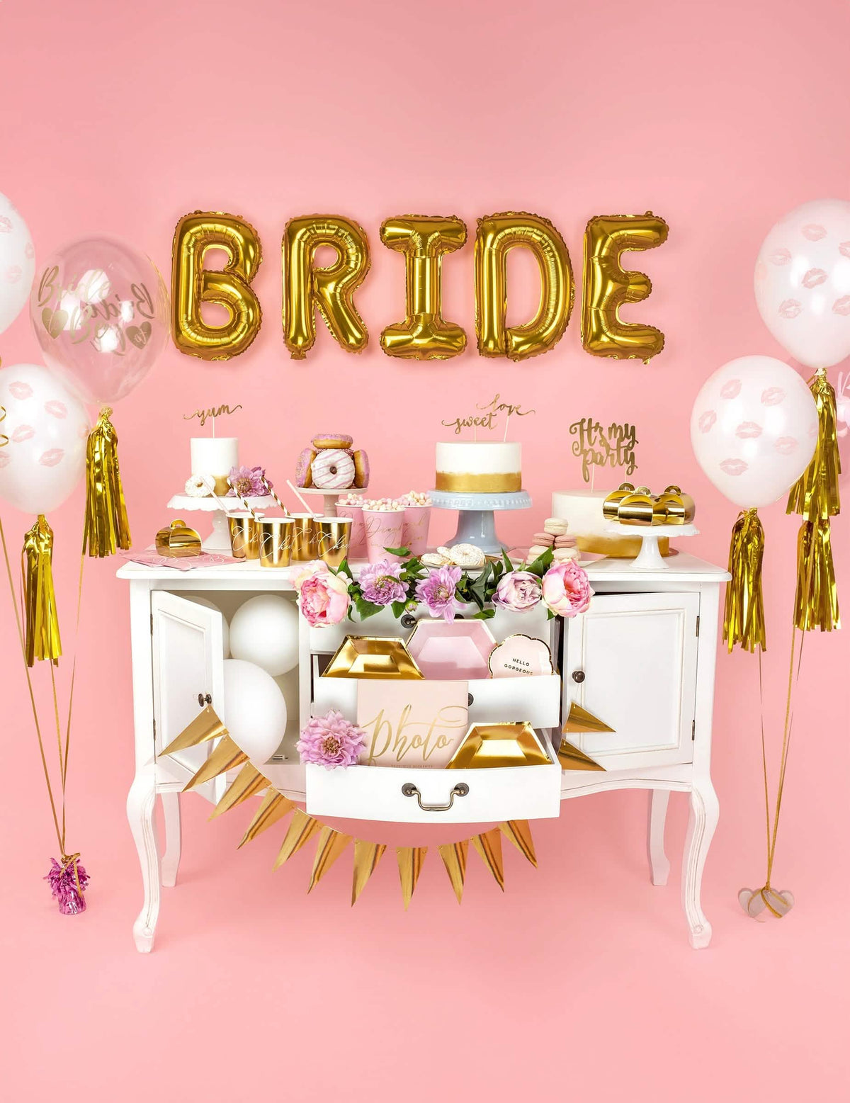 Décoration de candy bar avec le mot BRIDE composé du ballon aluminium lettre doré
