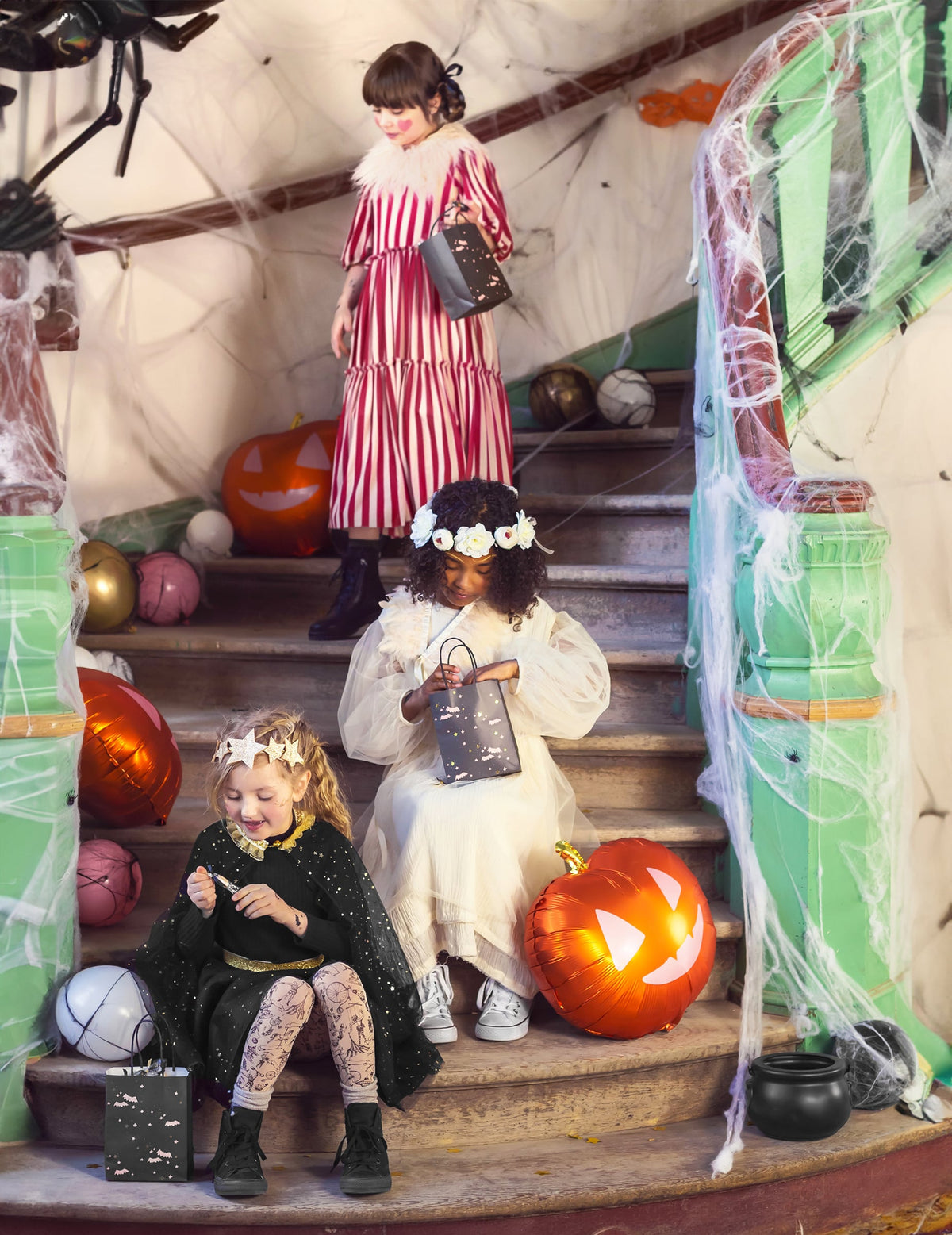 Mise en scène dans un escalier décoré du ballon aluminium citrouille pour décoration d'Halloween