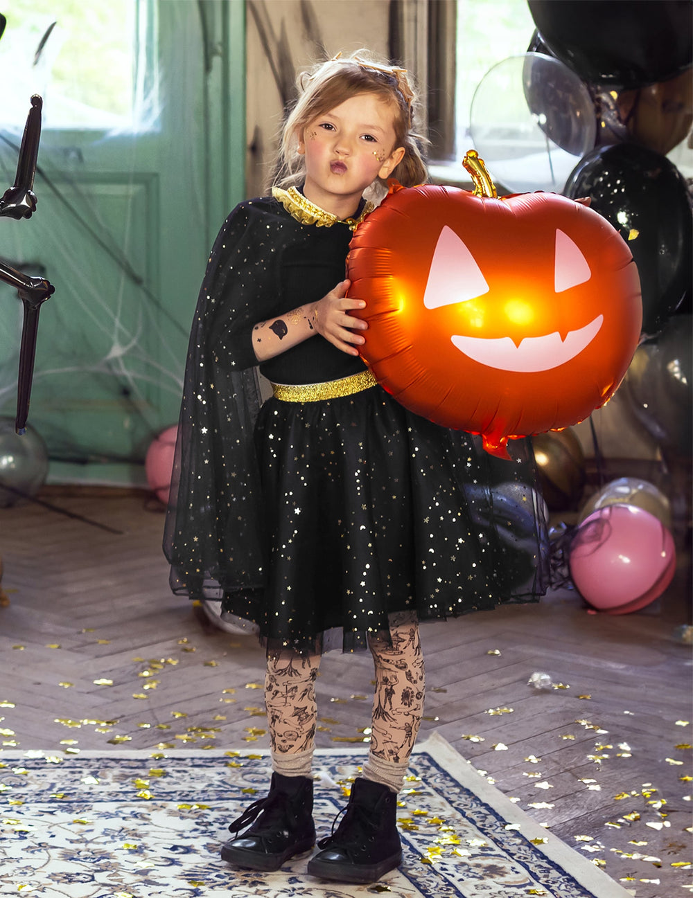 Mise en scène avec enfant du ballon aluminium citrouille pour décoration d'Halloween