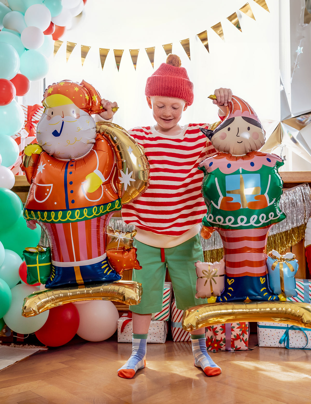 Enfant tenant le ballon aluminium Père Noël