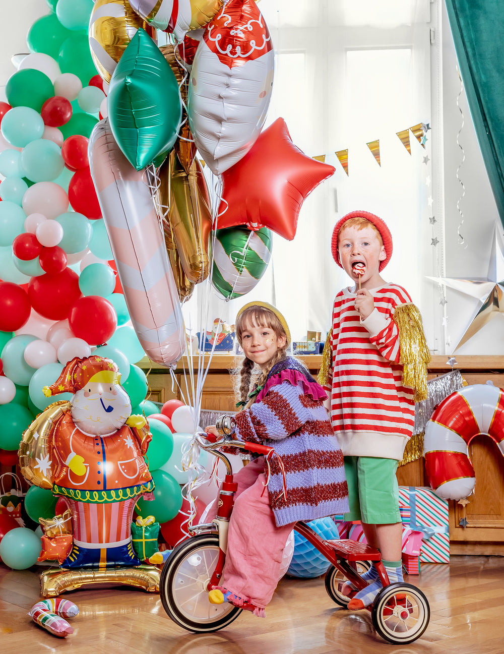 Mise en scène festive avec enfants du ballon aluminium Père Noël