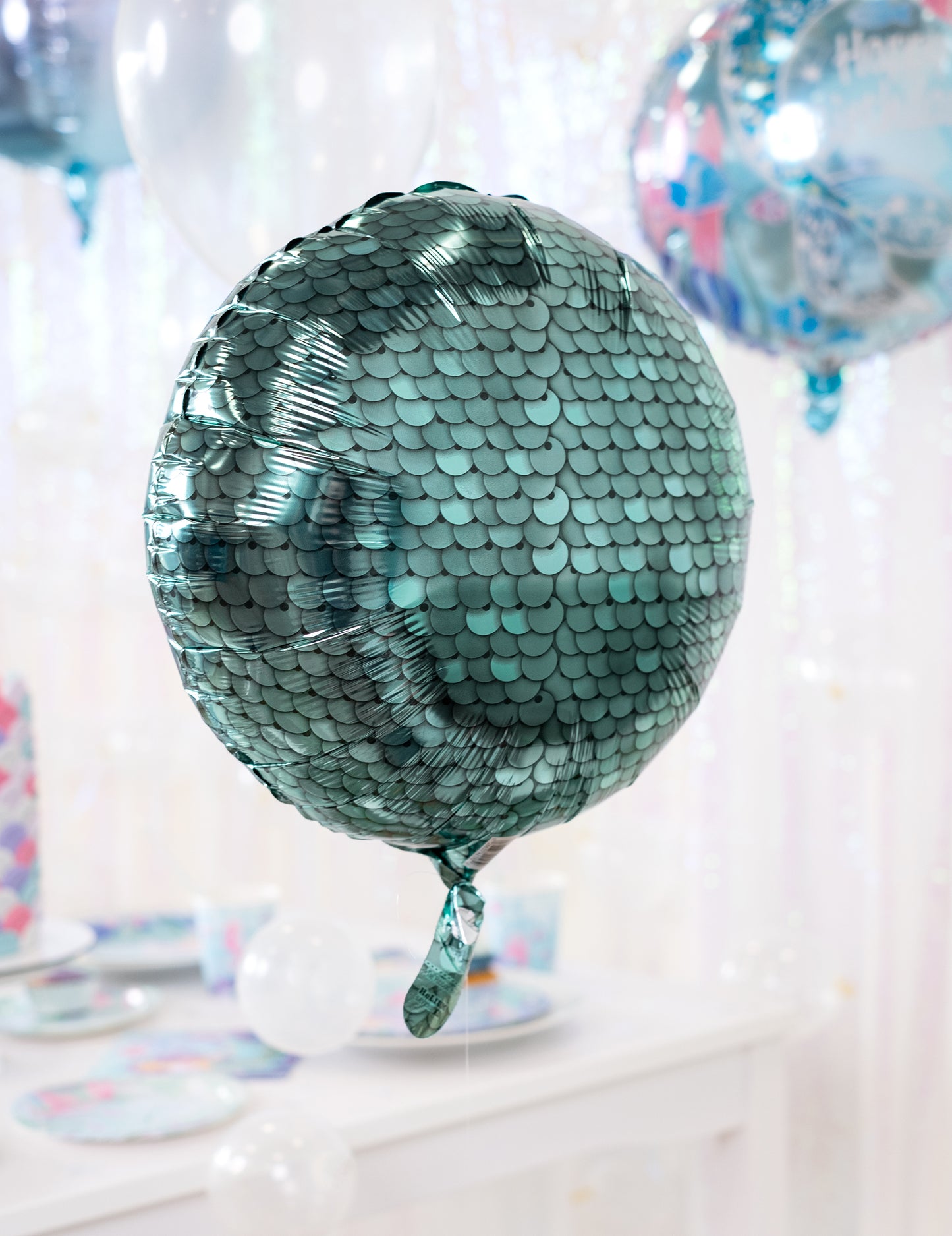 Gros plan sur les écailles du ballon en aluminium thème sirène