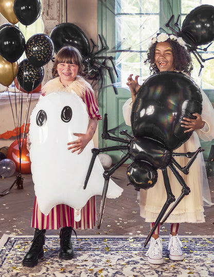 Mise en situation festive avec deux enfants du ballon en aluminium fantôme