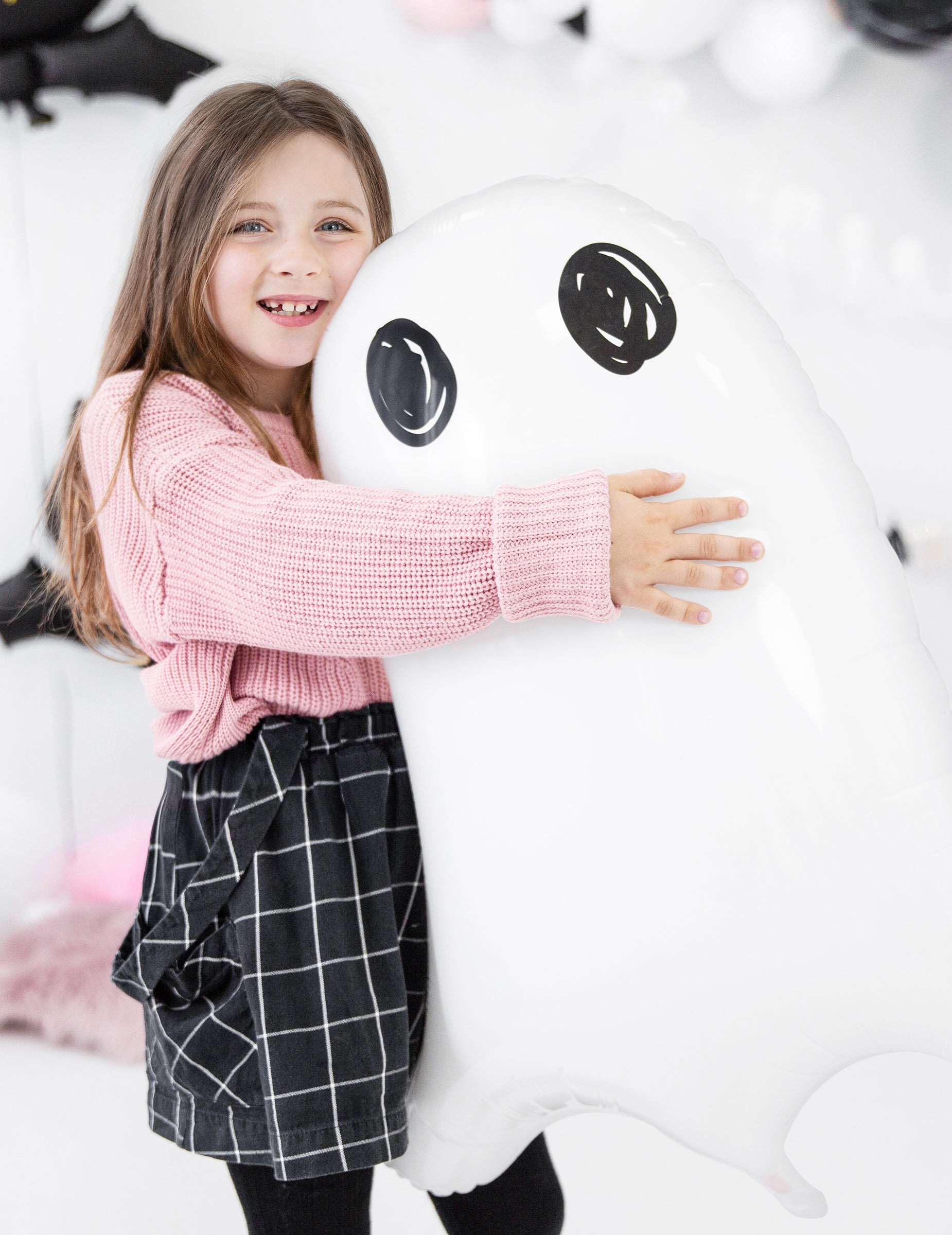 Enfant tenant le ballon en aluminium fantôme