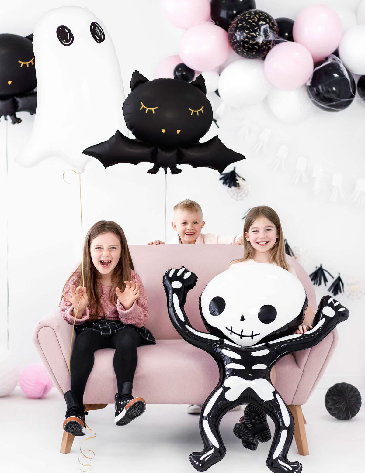 halloween сценография с деца с алуминиев балон-призрак