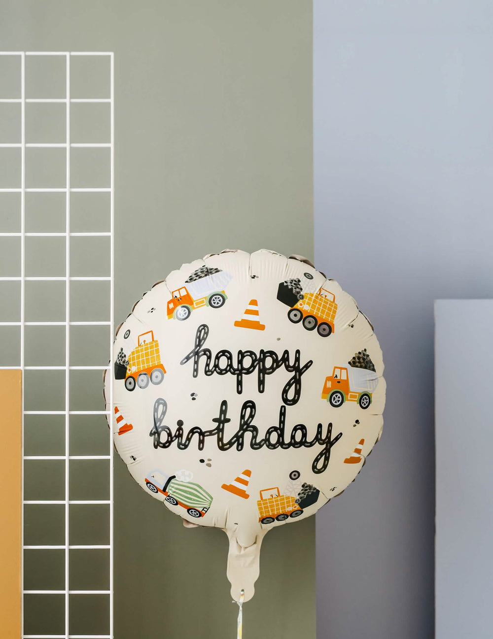 Gros plan sur l'imprimé du ballon Happy Birthday camions de chantier