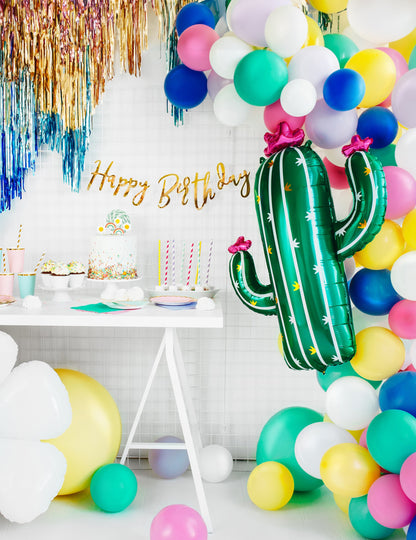 Mise en scène de fête d'anniversaire avec buffet et arche de ballons du ballon cactus en fleurs