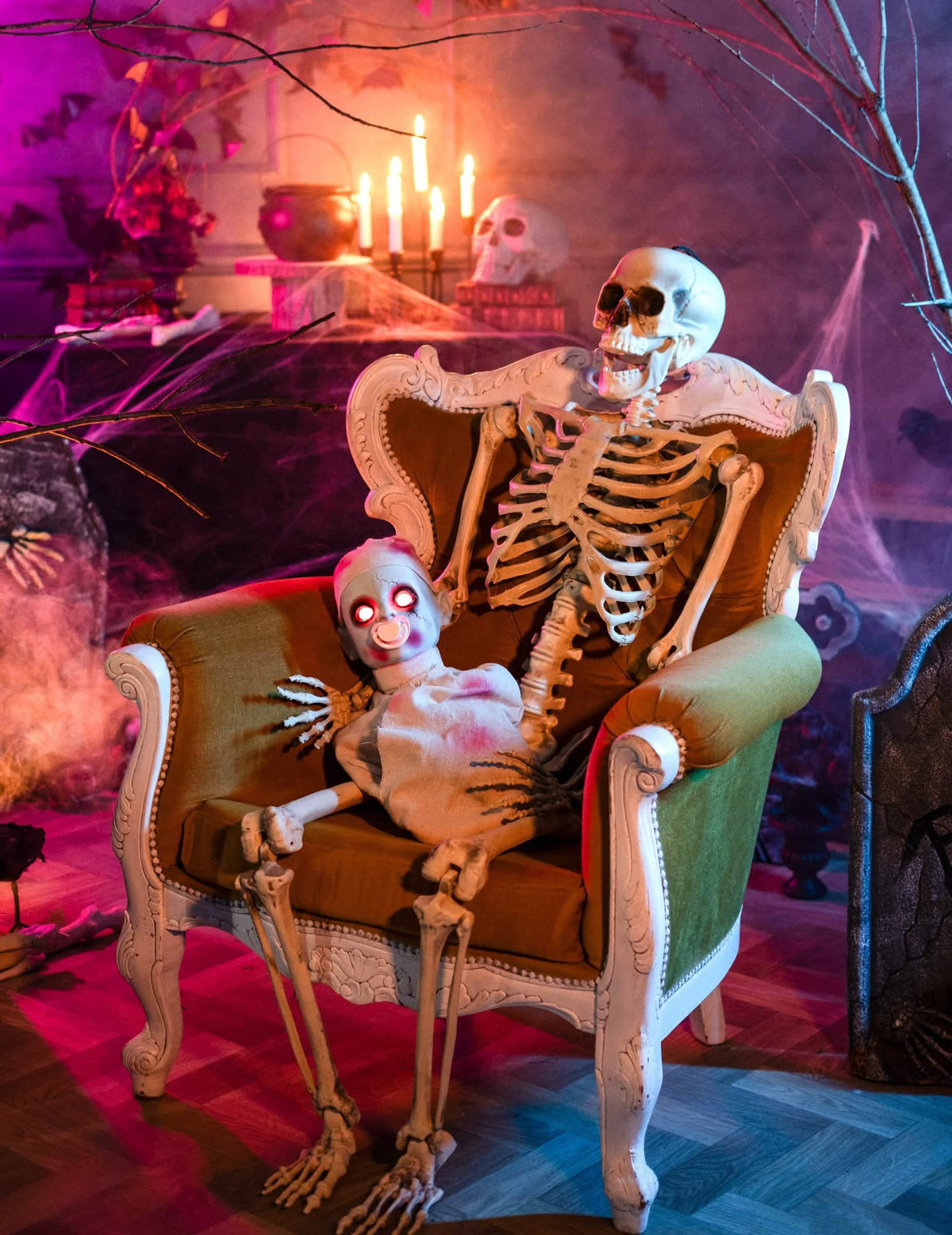 Сценка с окървавено зомби бебе за halloween, държано от скелет