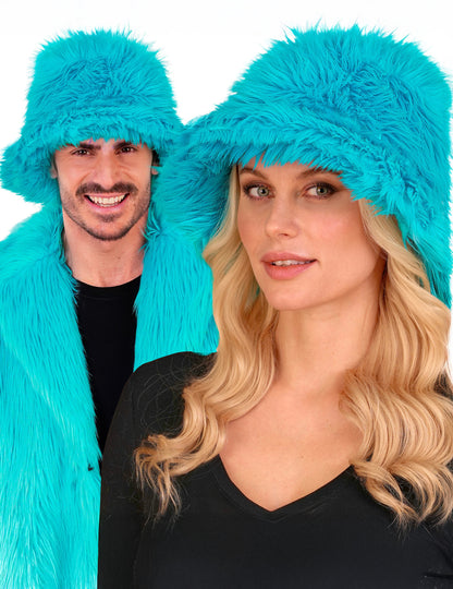 Vue portée par un homme et une femme du bob en poils pour adulte bleu turquoise